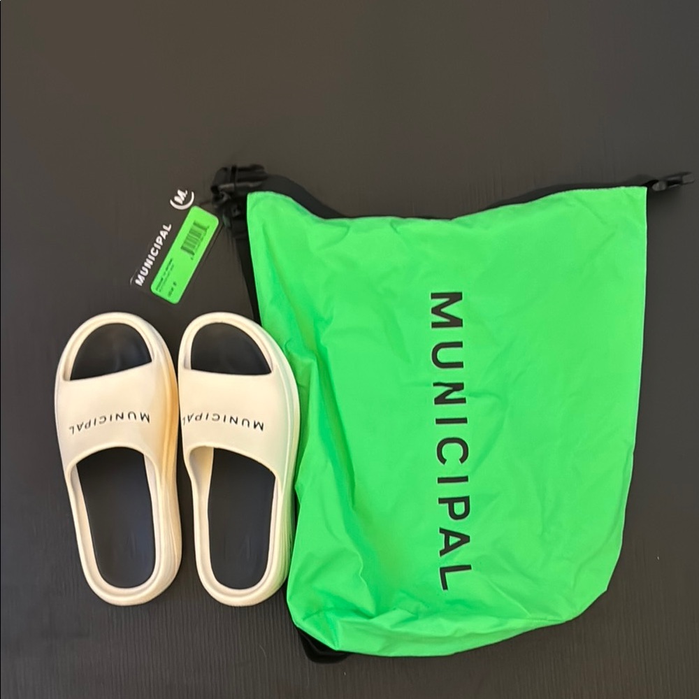 Municipal Podium Slides in Men’s size 8